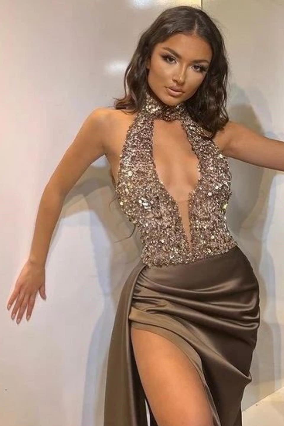Sexy Neckholder-Ballkleid im Meerjungfrau-Stil mit tiefem V-Ausschnitt, Pailletten und Schlitz vorne