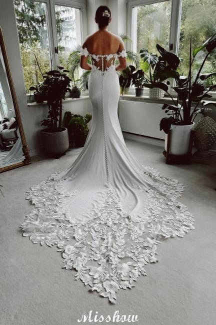 Elegante vestido de novia largo blanco de sirena con hombros descubiertos, encaje y cola