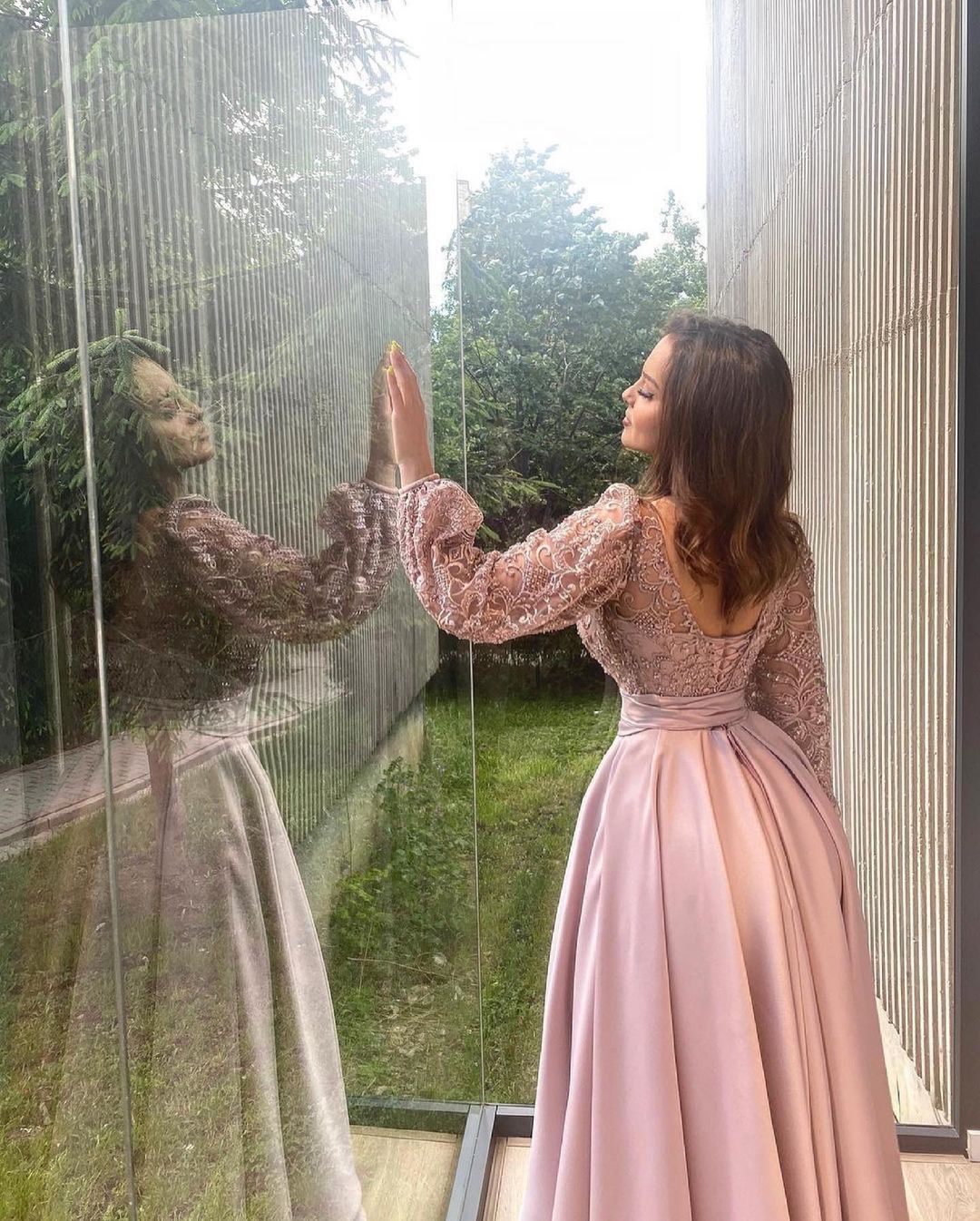 Elegantes A-Linien-Ballkleid aus Stretch-Satin mit Schlitz vorne und Ärmeln