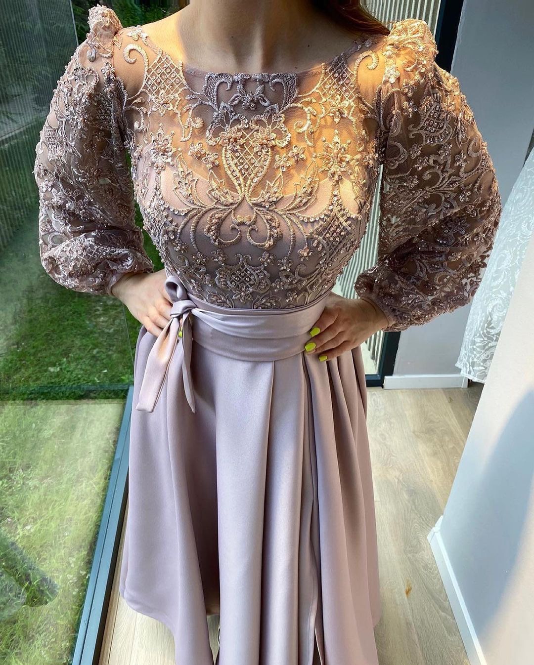 Elegantes A-Linien-Ballkleid aus Stretch-Satin mit Schlitz vorne und Ärmeln