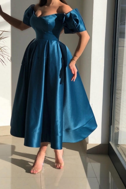 Elegante vestido de fiesta de satén azul con hombros descubiertos, corte A y largo hasta los tobillos