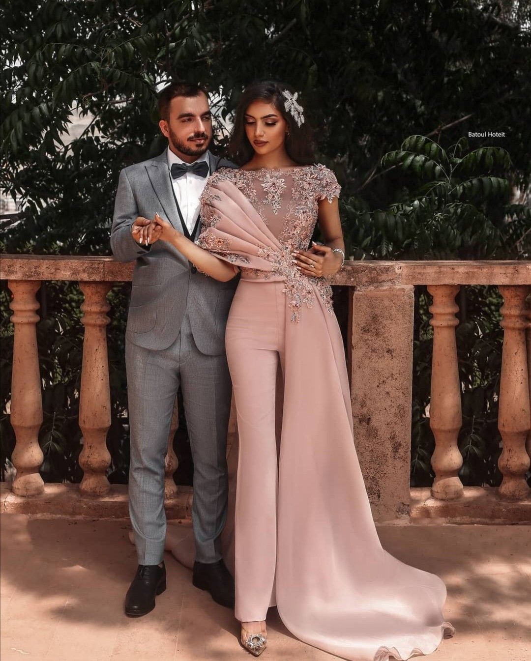 Eleganter Abend-Jumpsuit mit Spitzenapplikationen und kurzer Schleppe