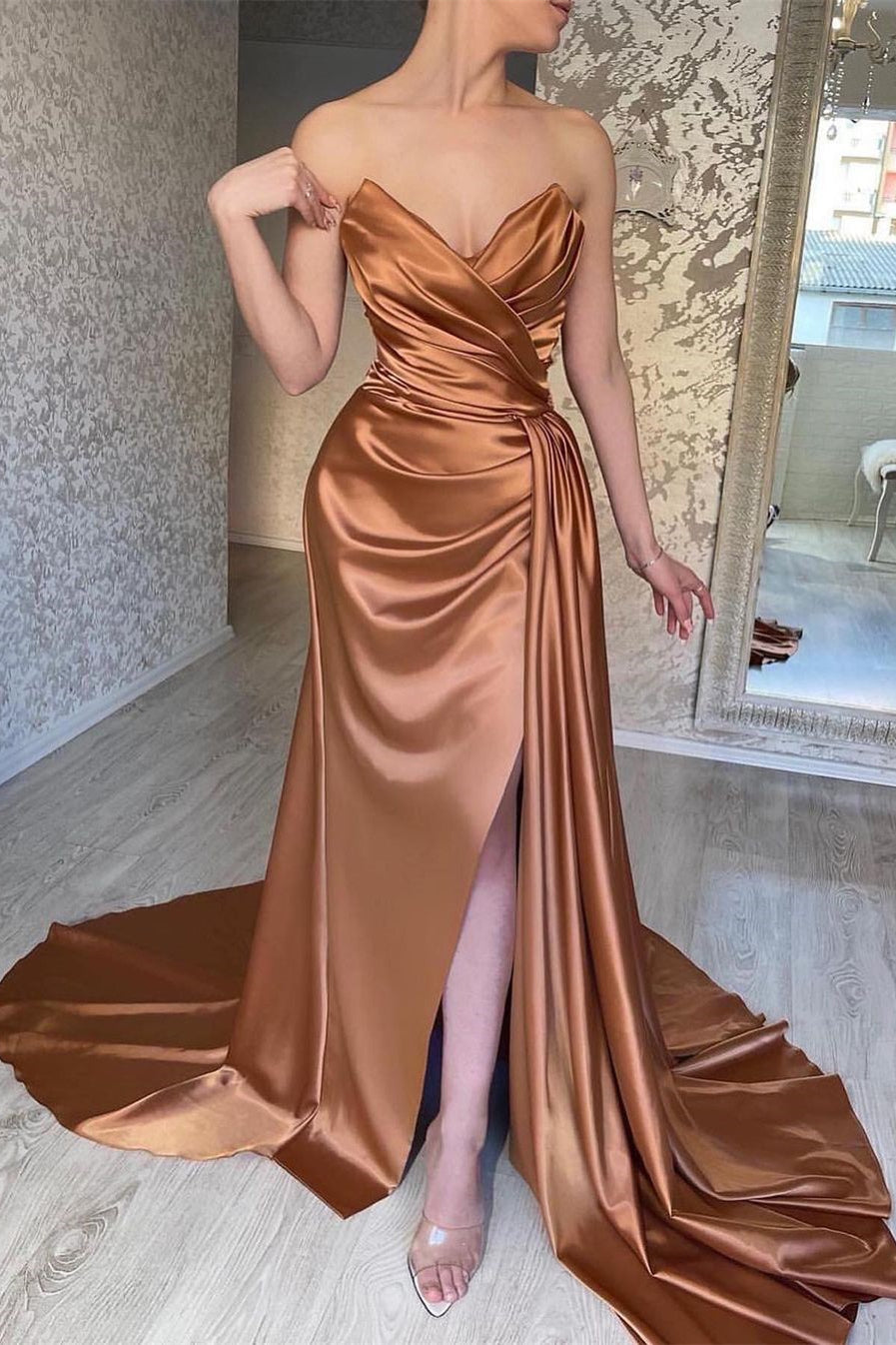 Elegante vestido de fiesta largo de satén en forma de A, sin mangas y sencillo con abertura