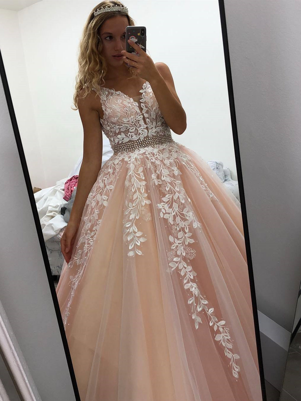 Elegantes langes rückenfreies A-Linien-Ballkleid mit V-Ausschnitt und Tüllspitze