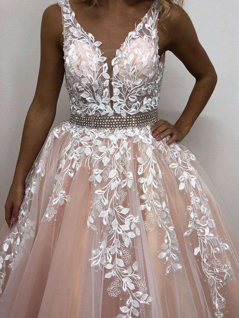 Elegantes langes rückenfreies A-Linien-Ballkleid mit V-Ausschnitt und Tüllspitze