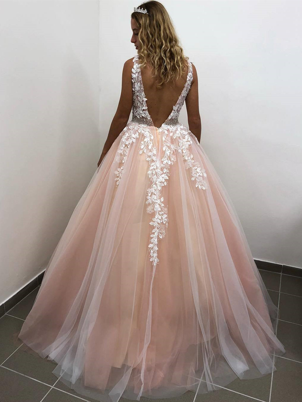 Elegantes langes rückenfreies A-Linien-Ballkleid mit V-Ausschnitt und Tüllspitze
