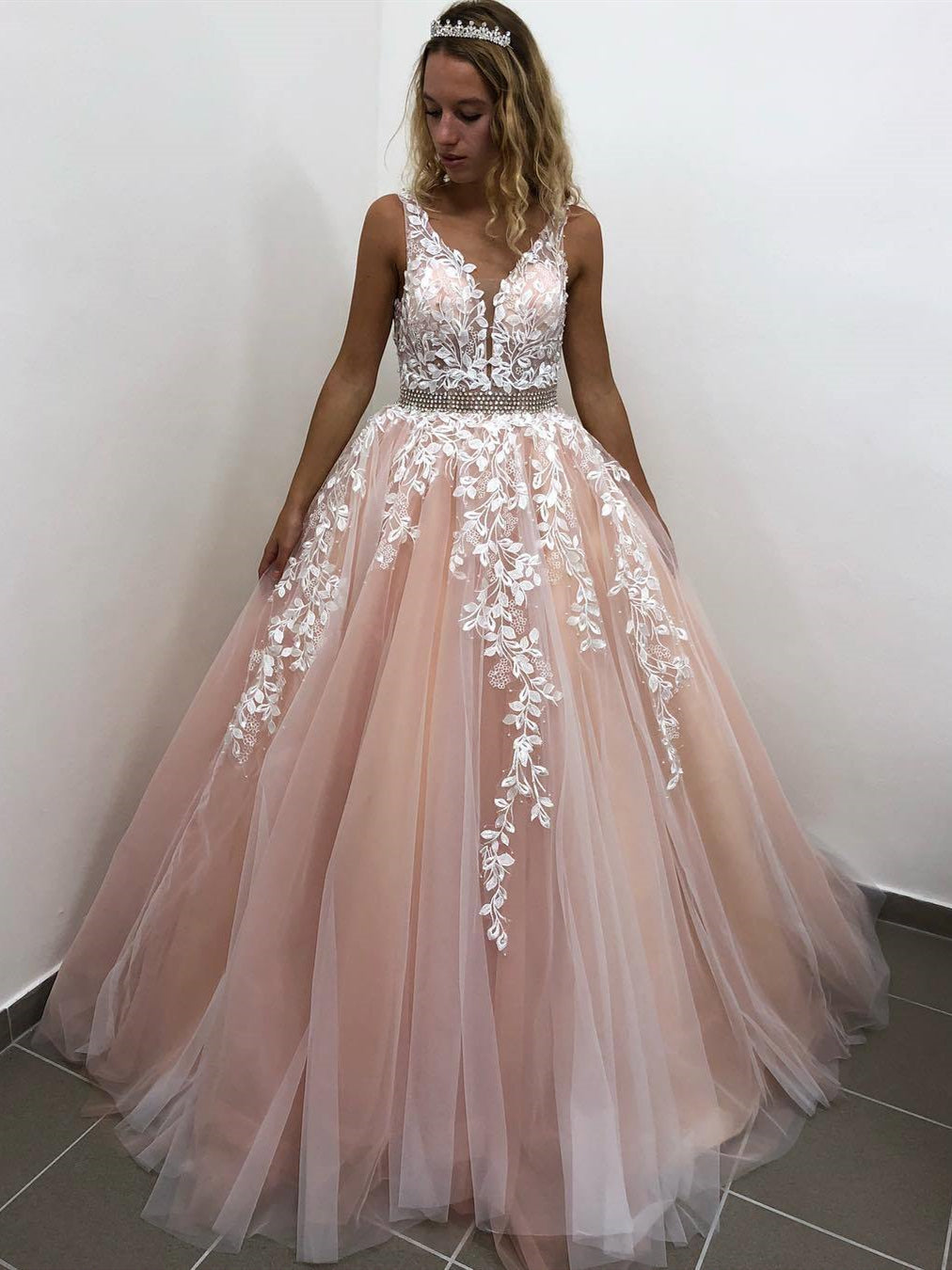 Elegantes langes rückenfreies A-Linien-Ballkleid mit V-Ausschnitt und Tüllspitze