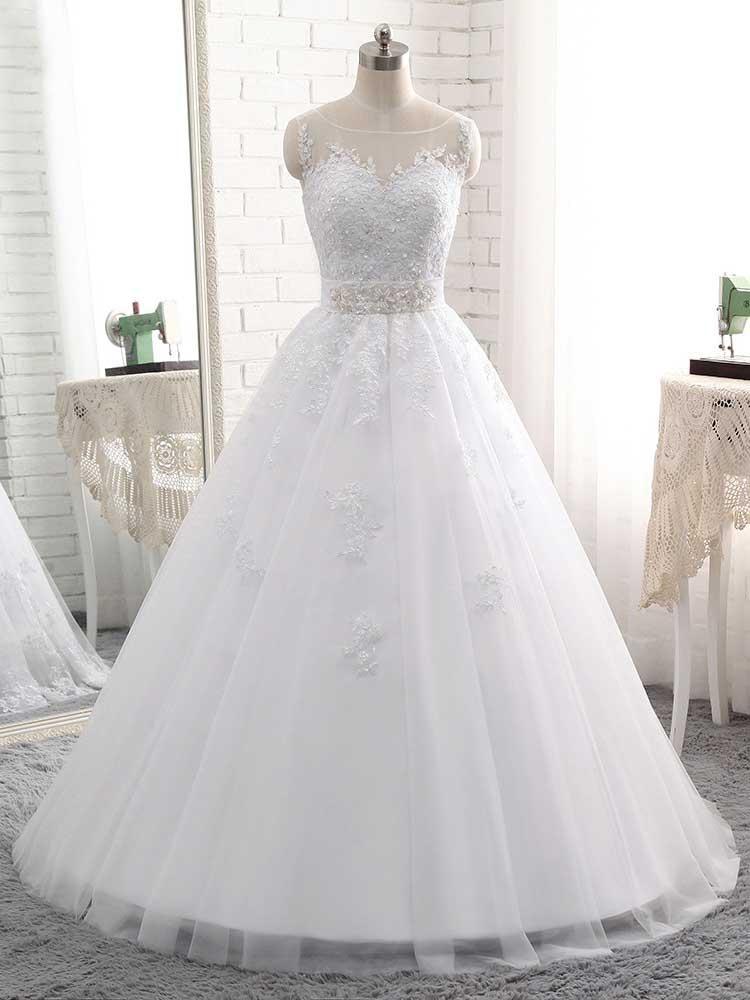 Elegante vestido de novia blanco con encaje y tul largo