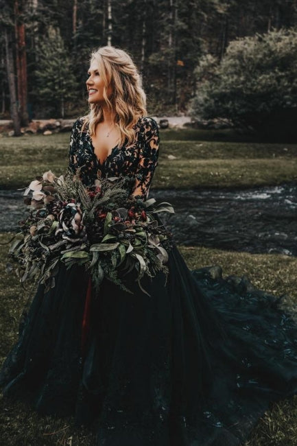 Elegantes langes schwarzes A-Linien-Brautkleid mit V-Ausschnitt und langen Ärmeln und Spitze