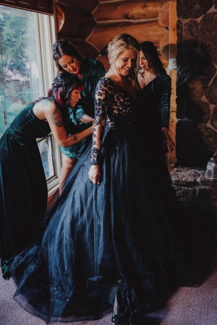 Elegantes langes schwarzes A-Linien-Brautkleid mit V-Ausschnitt und langen Ärmeln und Spitze