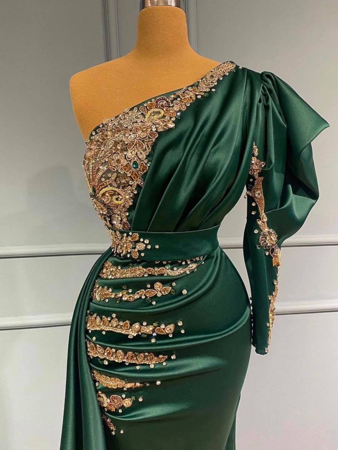 Elegante vestido de fiesta verde oscuro de corte sirena largo con un solo hombro