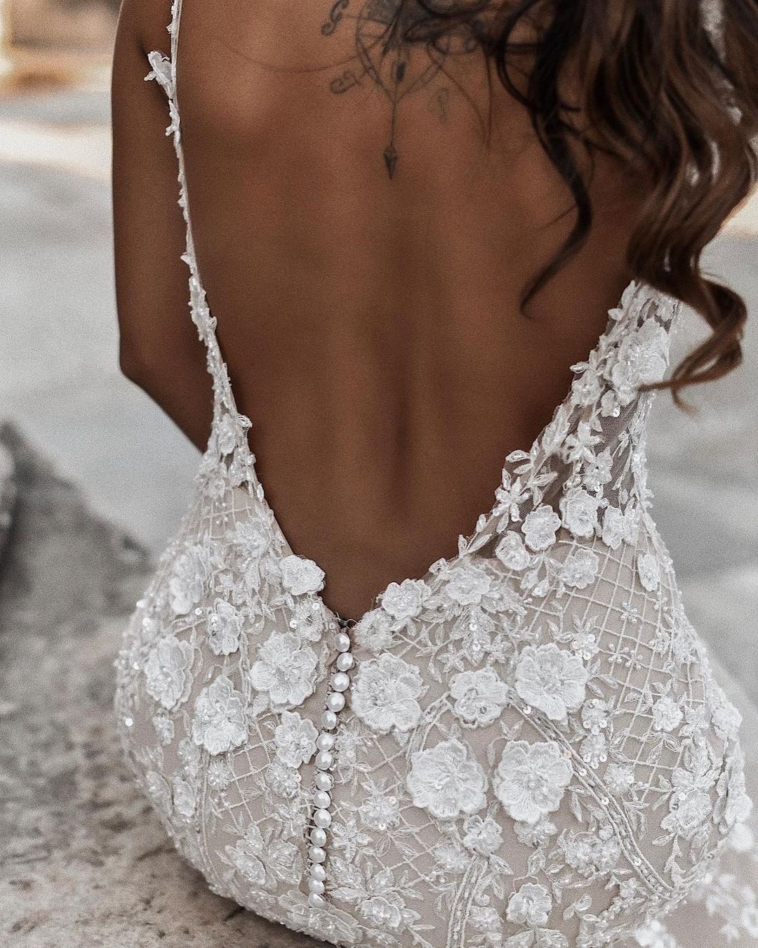 Elegant Long Mermaid V-neck Floral Lace Backless Wedding Dress