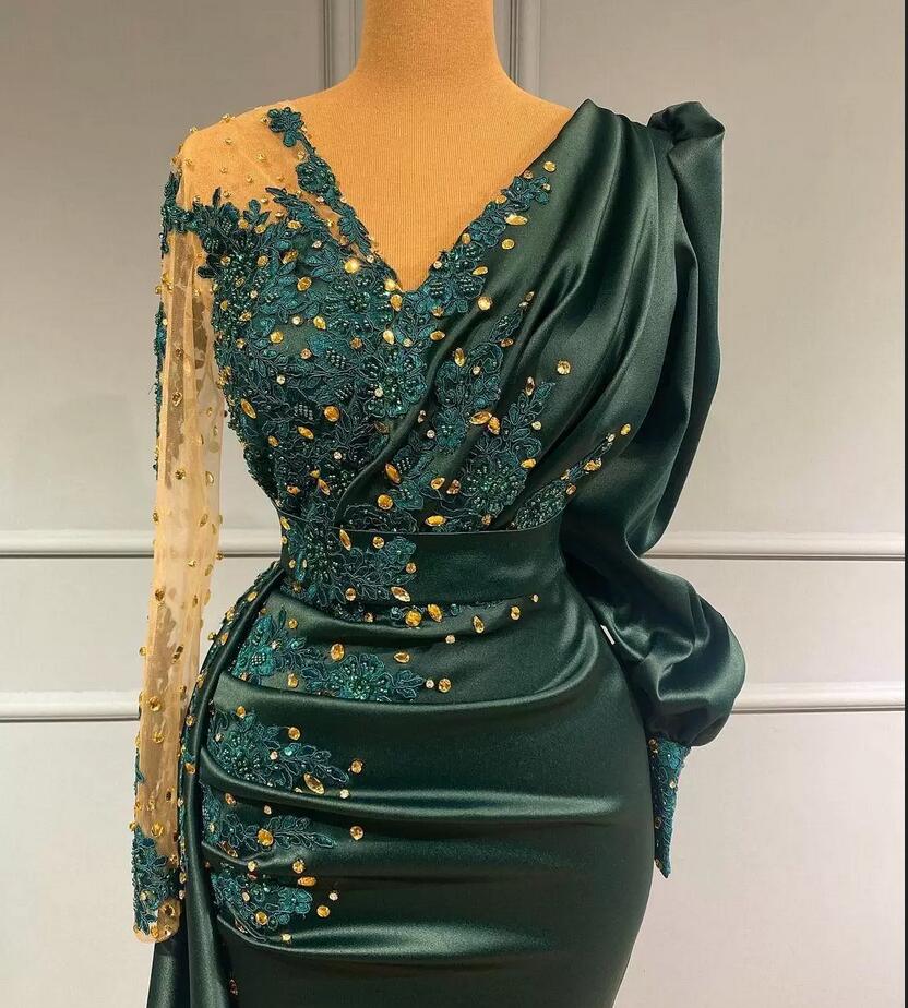 Elegante vestido de fiesta largo de sirena con escote en V de satén verde oscuro