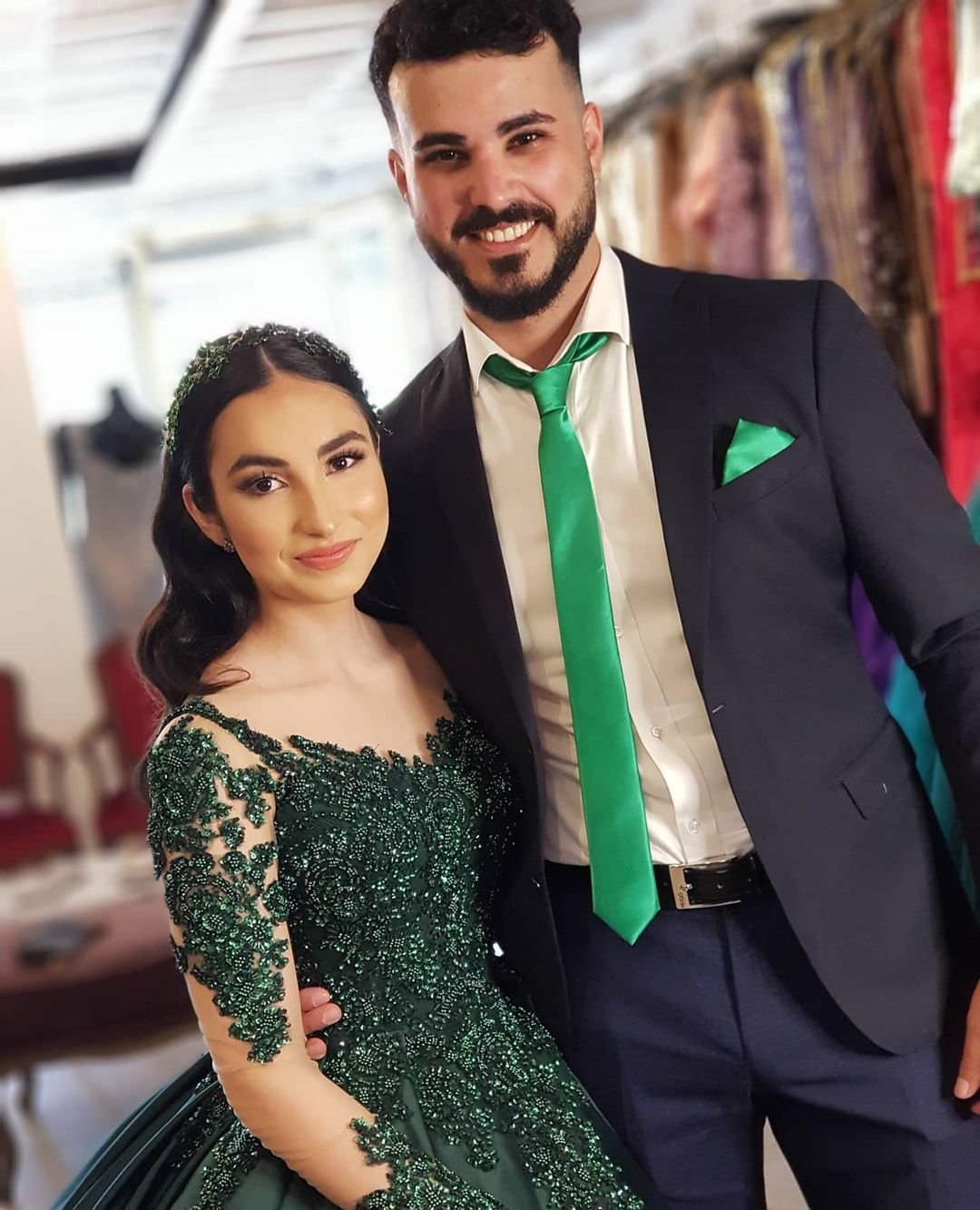 Elegante vestido de fiesta de satén con mangas largas y escote en forma de corazón y encaje