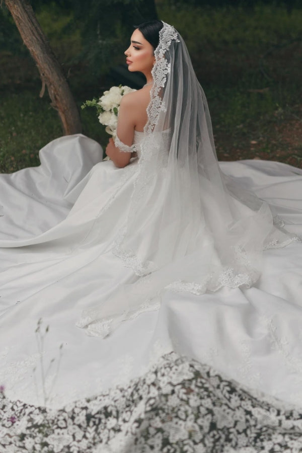 Elegante vestido de novia blanco largo de encaje con escote en A y hombros descubiertos