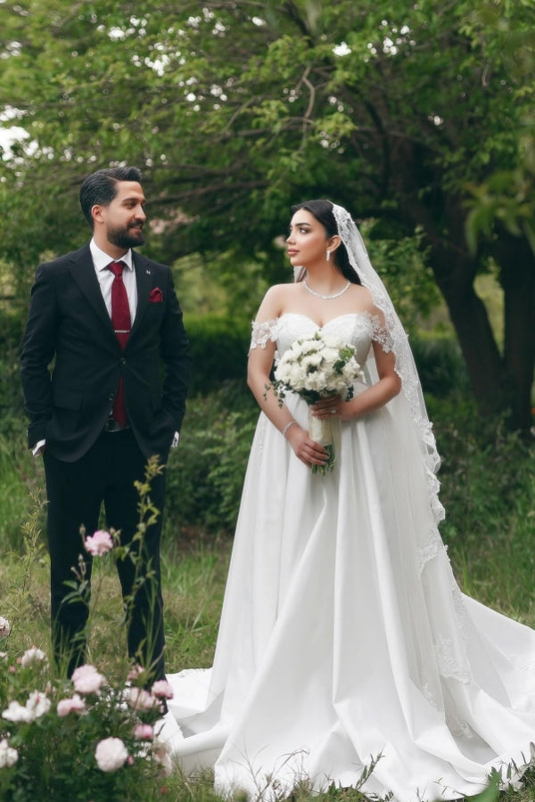 Elegante vestido de novia blanco largo de encaje con escote en A y hombros descubiertos