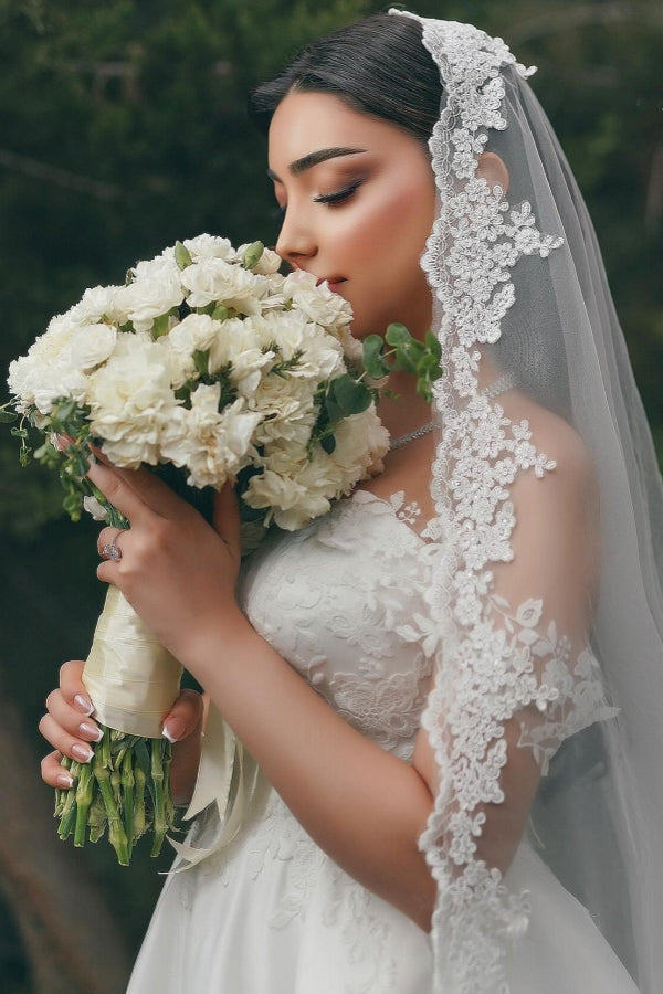Elegante vestido de novia blanco largo de encaje con escote en A y hombros descubiertos