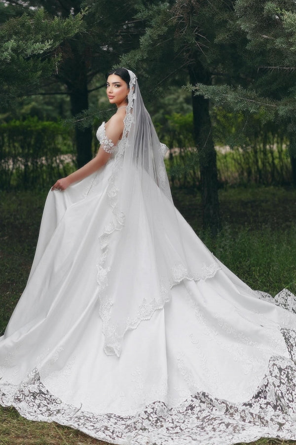 Elegante vestido de novia blanco largo de encaje con escote en A y hombros descubiertos