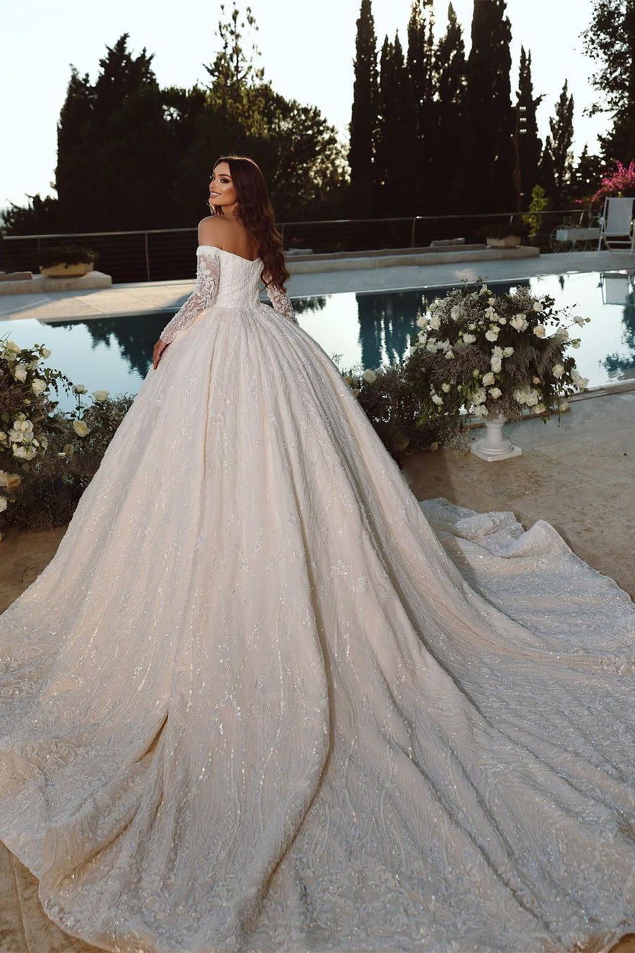 Elegantes schulterfreies A-Linien-Ballkleid im Prinzessinnen-Stil mit langen Ärmeln