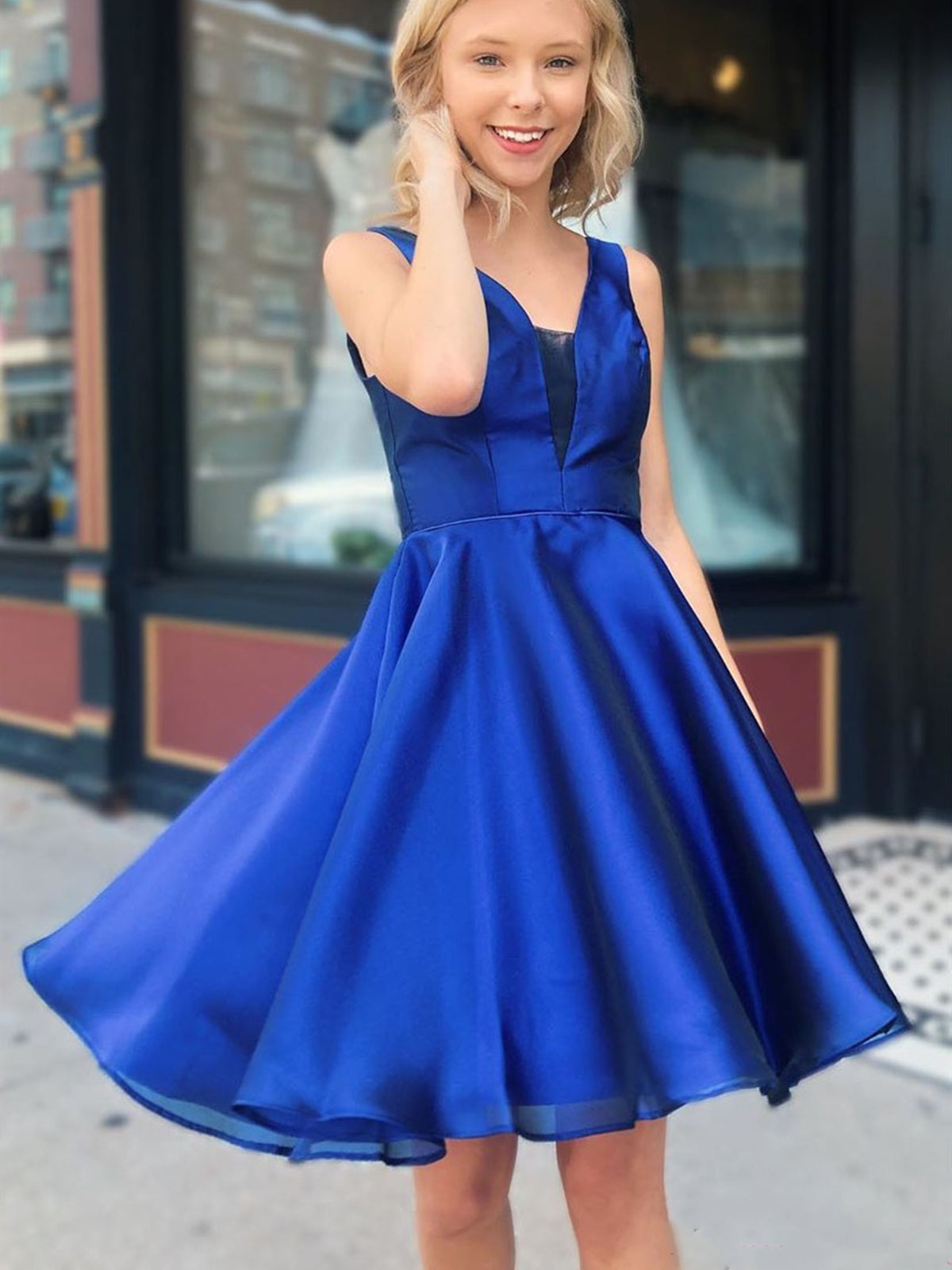 Elegantes vestidos de fiesta cortos de satén con escote en V y corte A en azul real.