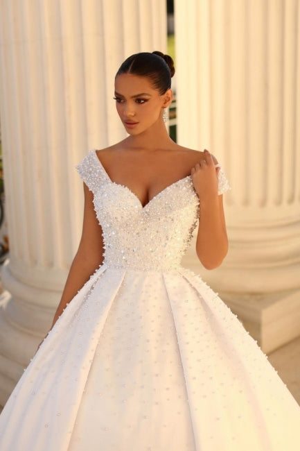 Elegante vestido de novia de satén con mangas cortas y escote en forma de corazón y lentejuelas