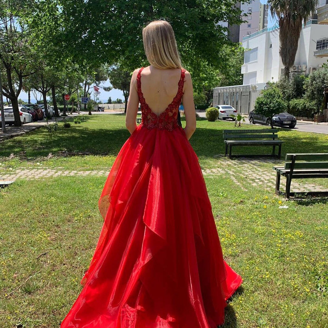 Excelente vestido de fiesta rojo largo de organza con escote en V y espalda descubierta
