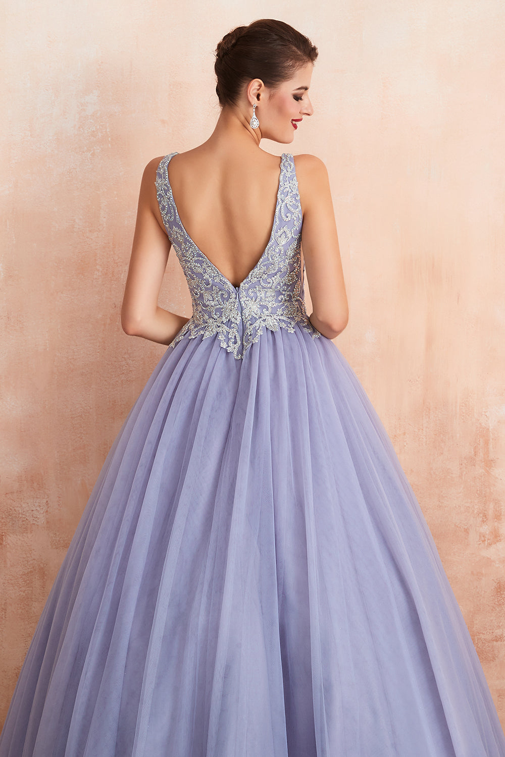 Excelente vestido de fiesta largo de princesa con escote en V, sin mangas, de tul y sin espalda.