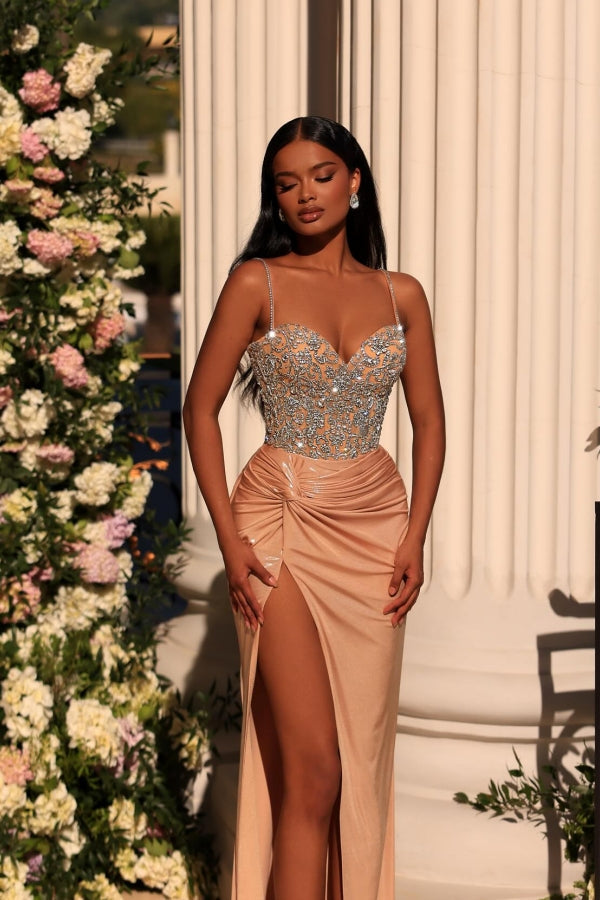 Exquisites langes Champagner-Säulen-Ballkleid mit Spaghettiträgern, Spitze und Strasssteinen und Schlitz