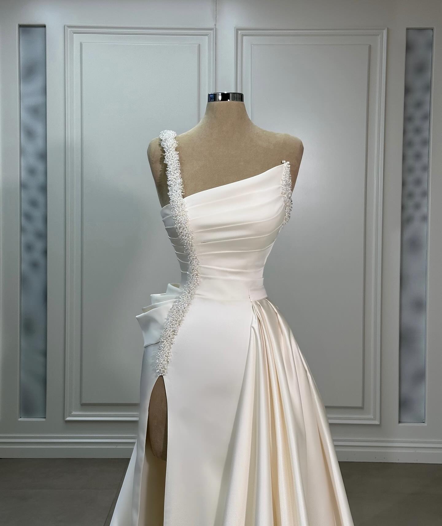 Fabuloso vestido de novia de satén de corte A, sin mangas, con un solo hombro y volantes abiertos al frente