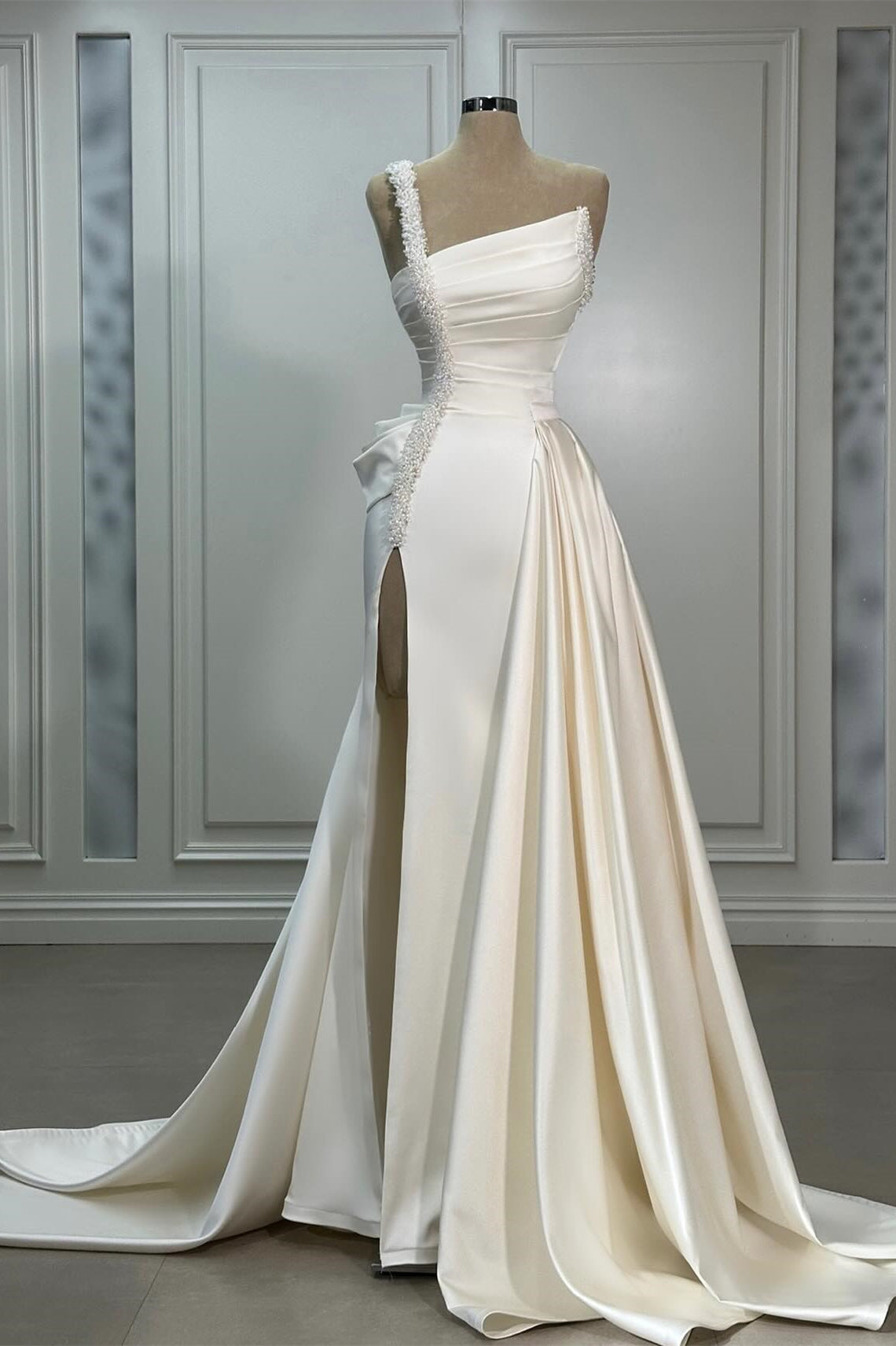 Fabuloso vestido de novia de satén de corte A, sin mangas, con un solo hombro y volantes abiertos al frente