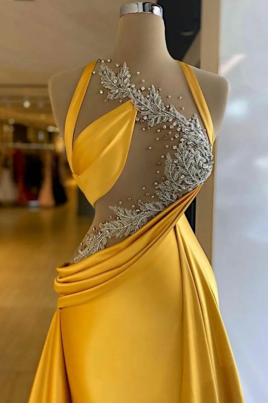 Fabelhaftes, säulenförmiges, ärmelloses, langes, gelbes Satin-Ballkleid mit Neckholder und Perlen