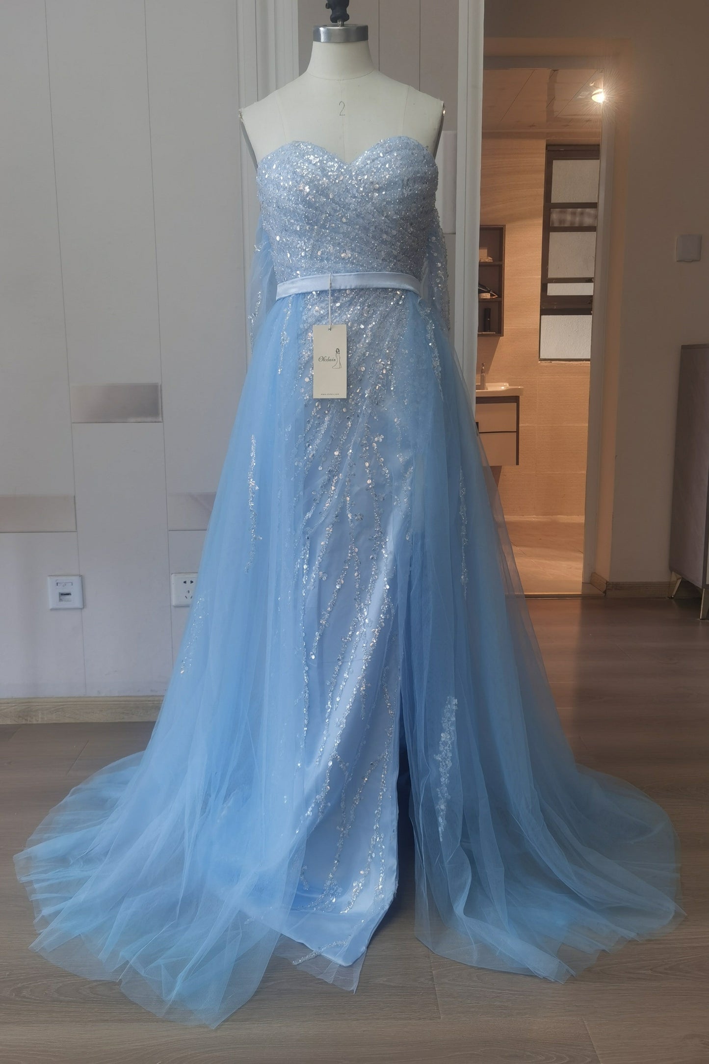 Himmelblaues, schulterfreies Ballkleid aus Tüll mit Schlitz vorn und Paillettenverzierungen