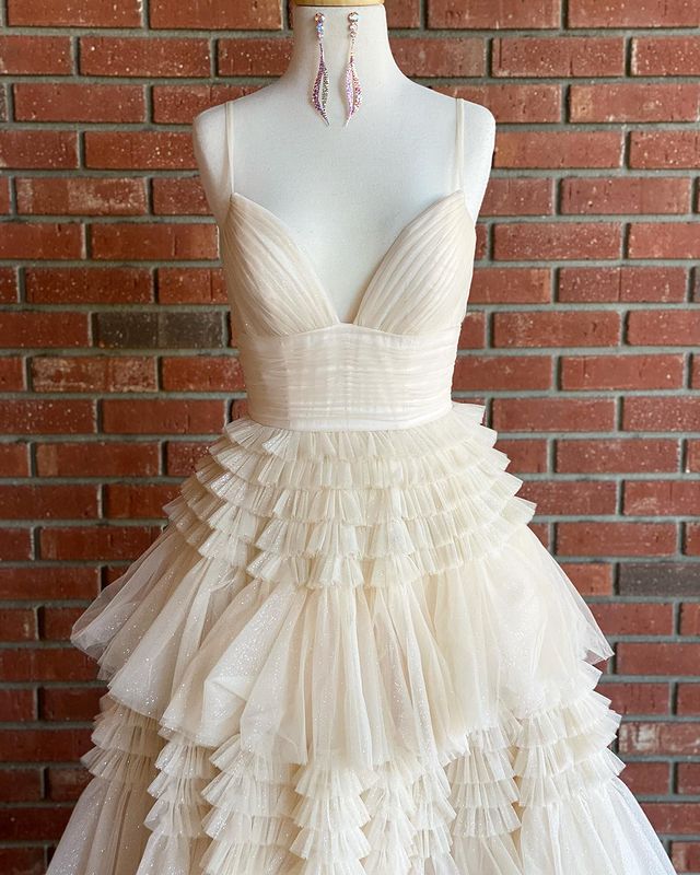 Vestido de fiesta de tul color champán con tirantes y escote en V Y1875
