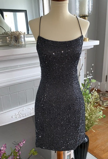 Guinevere | Vestido de fiesta ajustado de satén con cuello redondo y cuentas