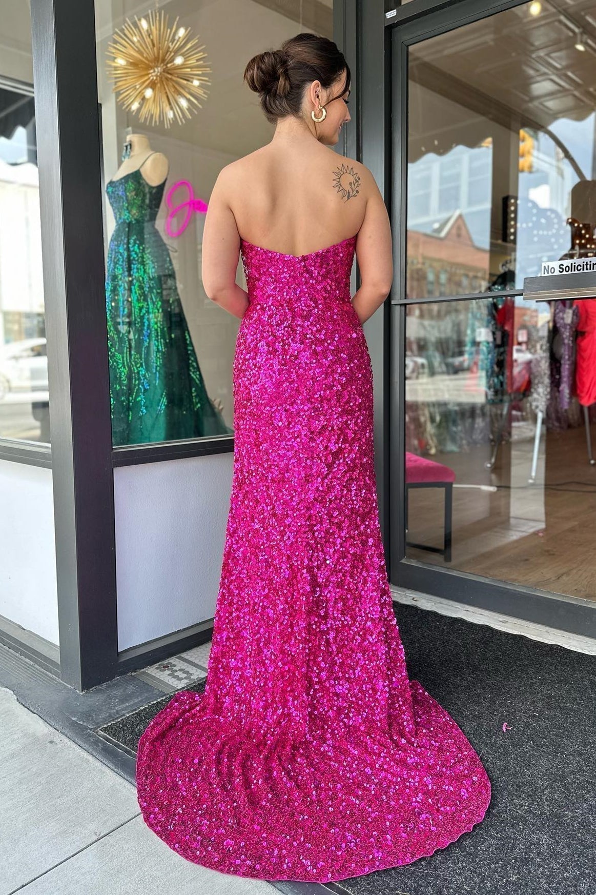 Fuchsiafarbenes, trägerloses, langes Ballkleid mit Pailletten und Schlitz