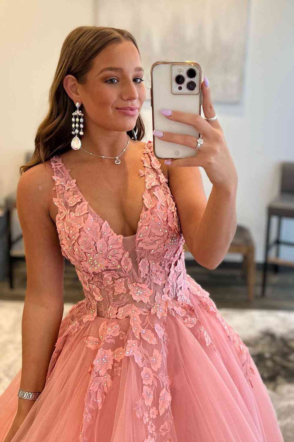 Marigold | Langes A-Linien-Ballkleid aus Tüll mit V-Ausschnitt und Applikationen