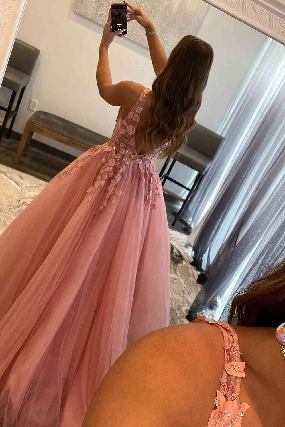 Marigold | Langes A-Linien-Ballkleid aus Tüll mit V-Ausschnitt und Applikationen