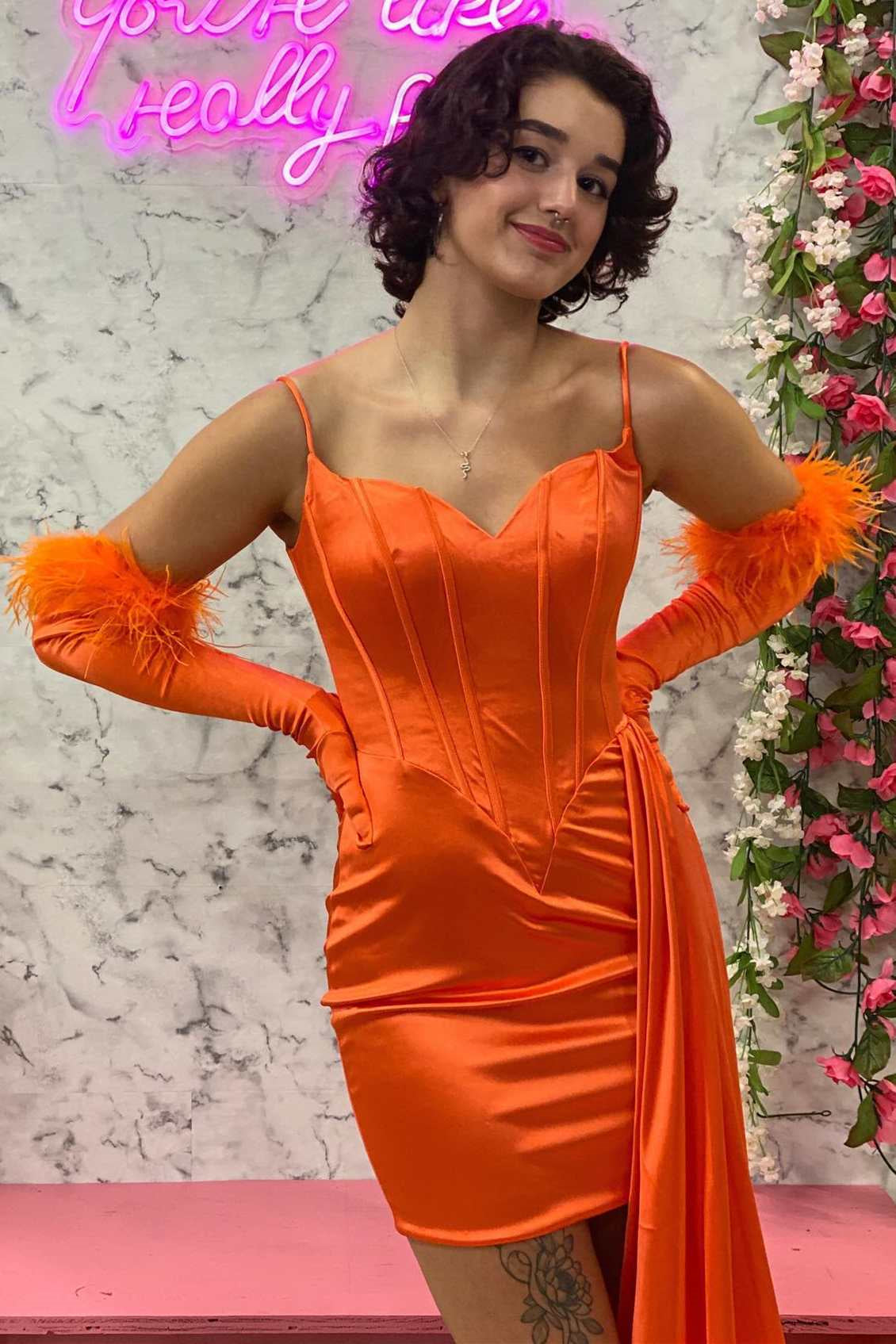Rosamund | Vestido de fiesta con tirantes finos y cola lateral