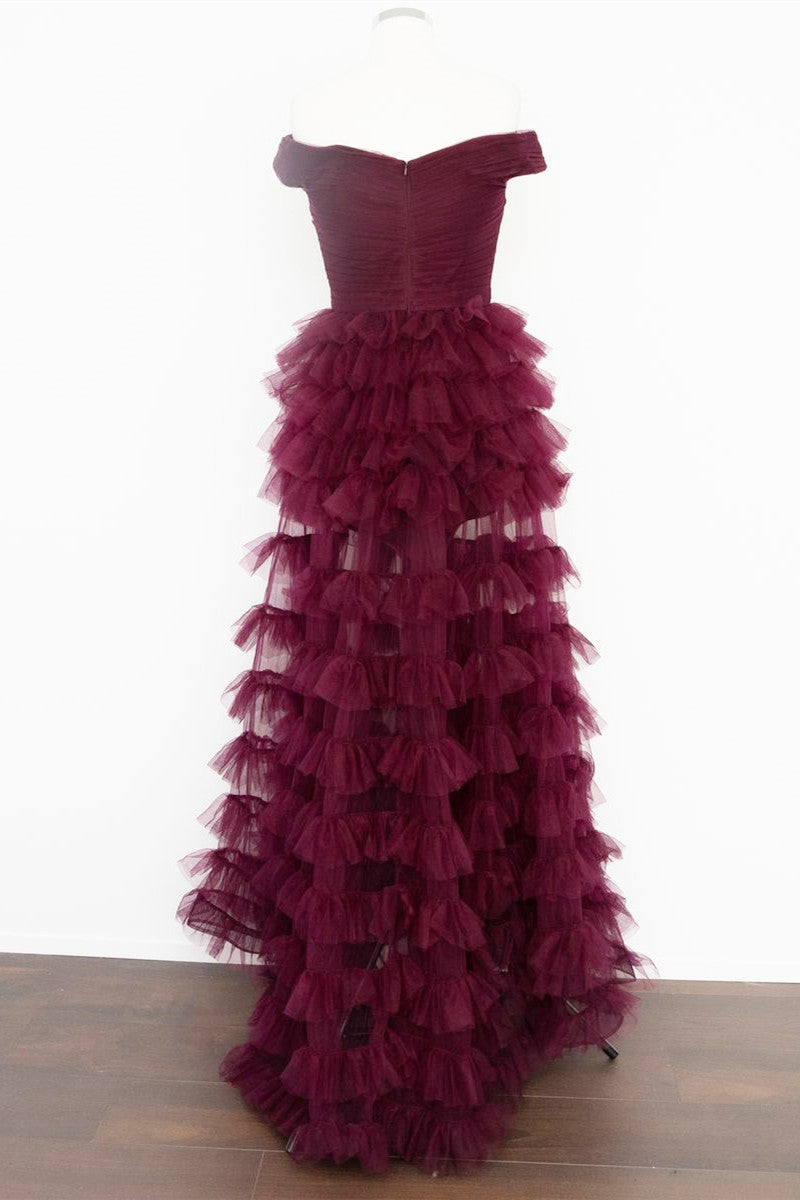 Fallon | Schulterfreies, plissiertes, transparentes Ballkleid in Dunkelbeere