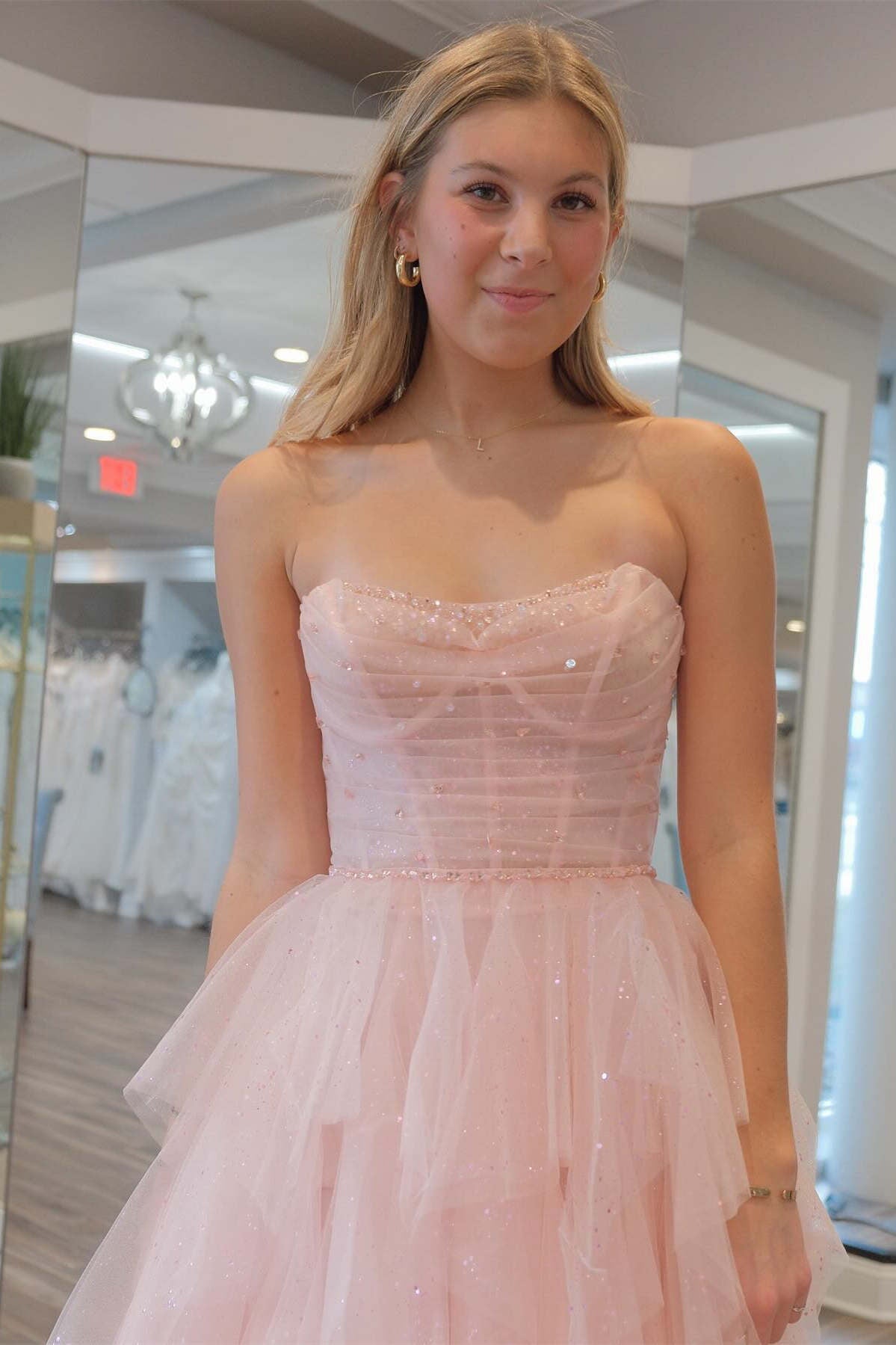 Patsy | Trägerloses, hellrosa Ballkleid aus Tüll mit Pailletten und Perlen
