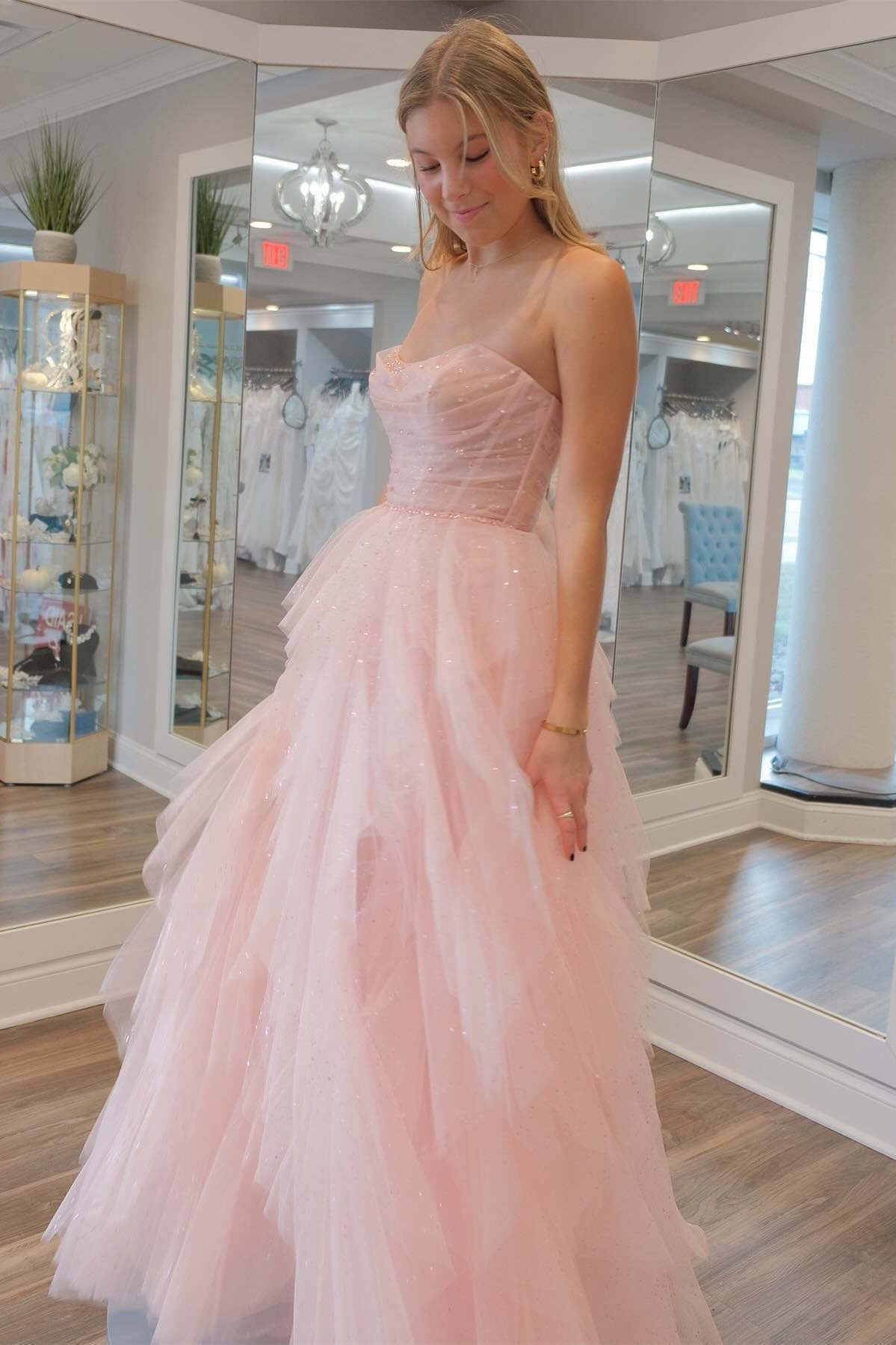 Patsy | Trägerloses, hellrosa Ballkleid aus Tüll mit Pailletten und Perlen