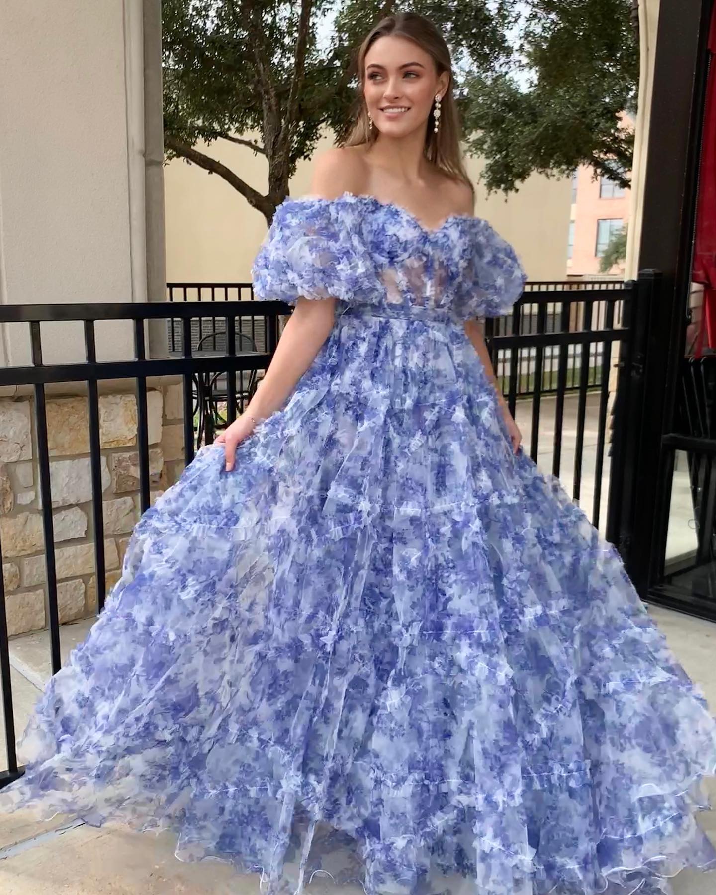 Sydney| Schulterfreies Ballkleid aus blauem Tüll mit Blumenmuster und Rüschen