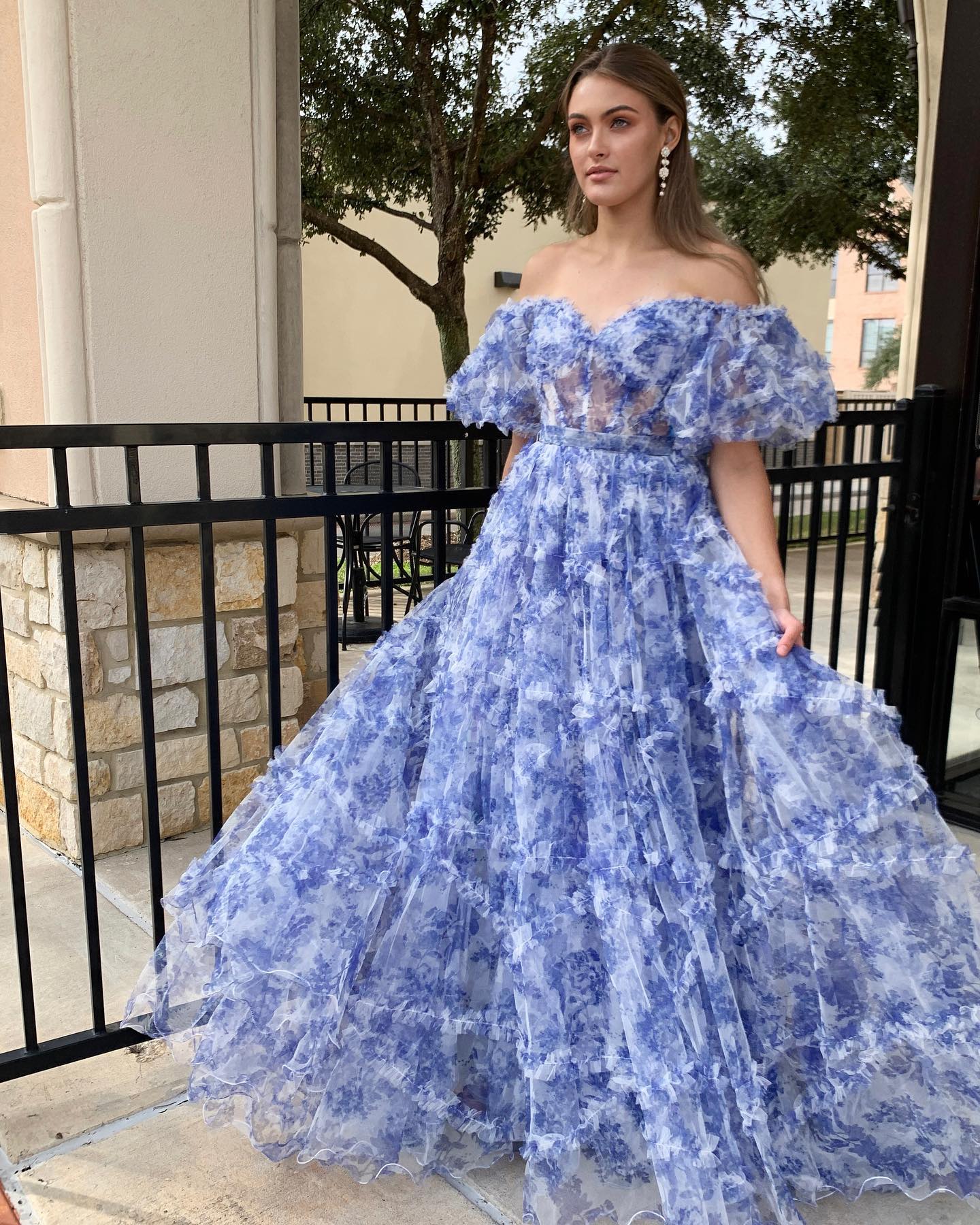 Sydney| Schulterfreies Ballkleid aus blauem Tüll mit Blumenmuster und Rüschen