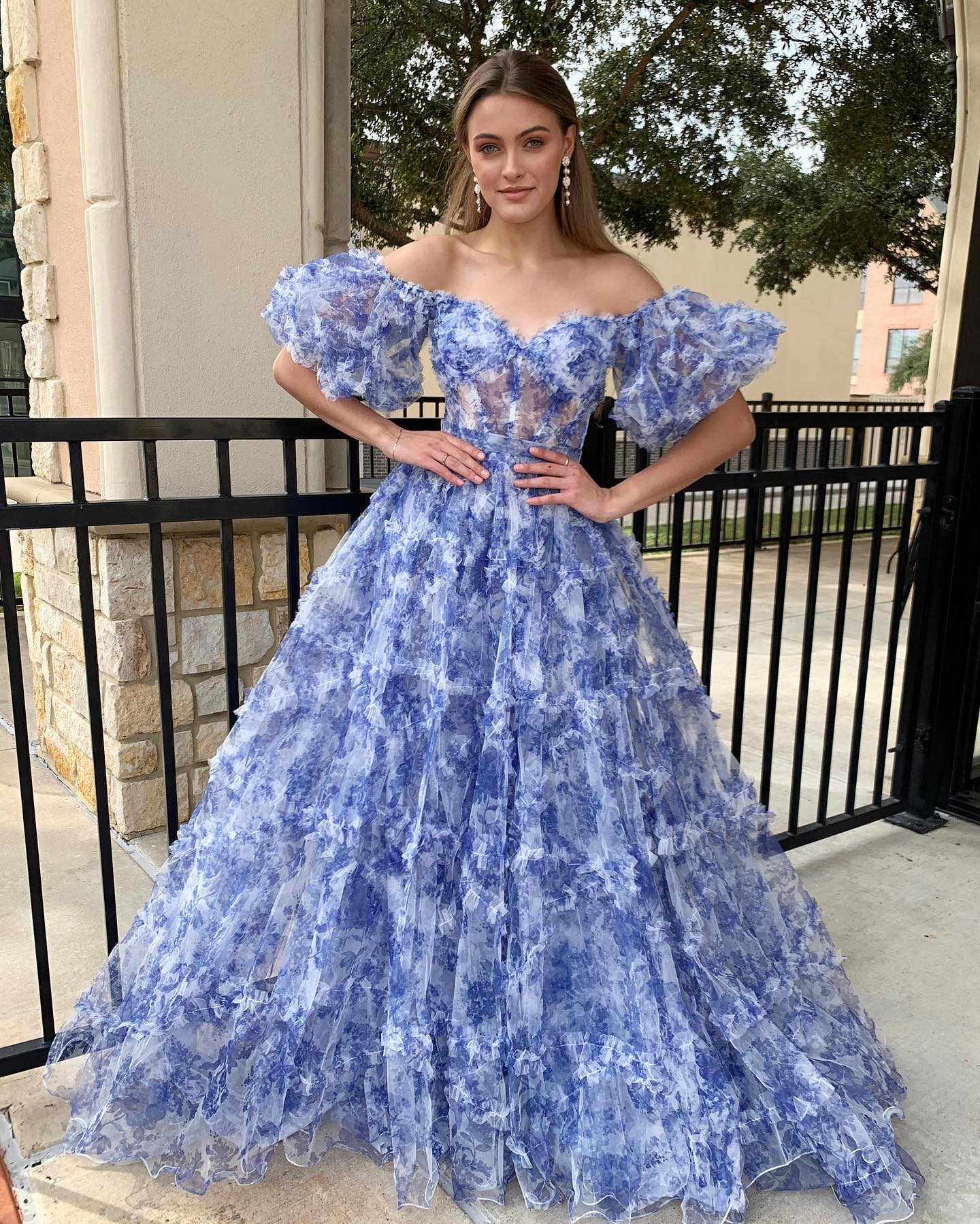 Sydney| Schulterfreies Ballkleid aus blauem Tüll mit Blumenmuster und Rüschen