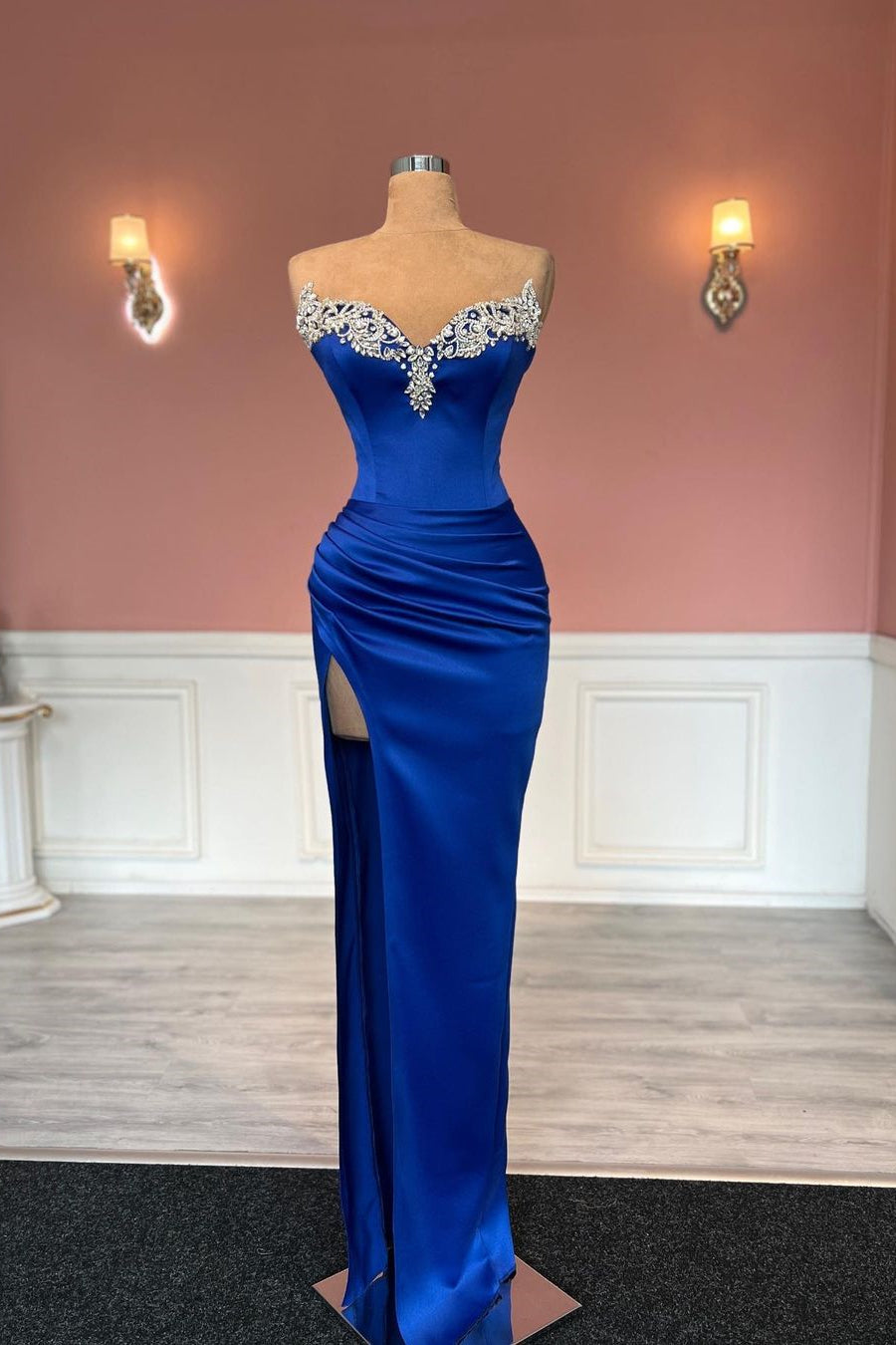 Glamouröses, langes, königsblaues, säulenförmiges, trägerloses Ballkleid mit Juwelen und Schlitz