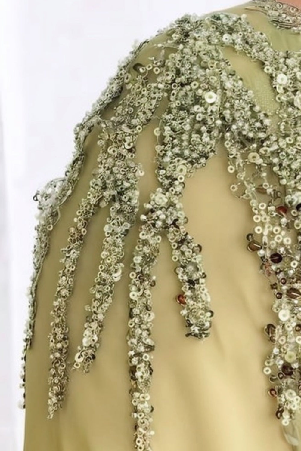 Glamouröses langes Abendkleid in Salbeigrün mit V-Ausschnitt und Meerjungfrau-Ausschnitt