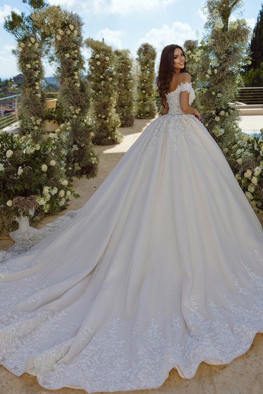 Glamouröses schulterfreies A-Linien-Brautkleid mit V-Ausschnitt, Spitzenapplikationen