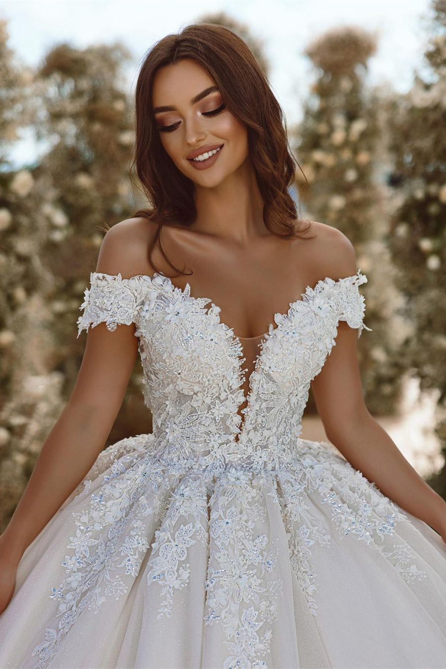 Glamouröses schulterfreies A-Linien-Brautkleid mit V-Ausschnitt, Spitzenapplikationen