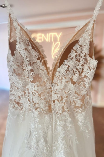 Glamorosos vestidos de novia de encaje, corte A, sin mangas y con escote en V