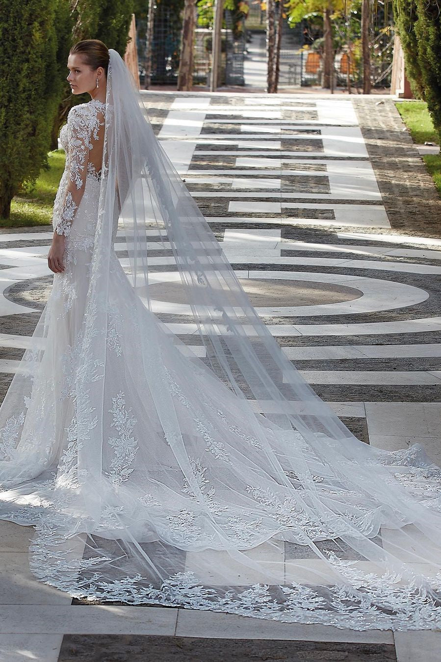 Glamouröses Brautkleid mit V-Ausschnitt und Meerjungfrau-Applikationen und langen Ärmeln